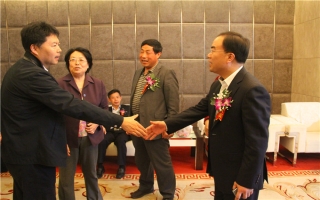 國家發(fā)展改革委資源節(jié)約與環(huán)境保護(hù)司牛波處長（和劉總握手）、全國墻材革新工作委員會(huì)會(huì)長滕軍力（女士）