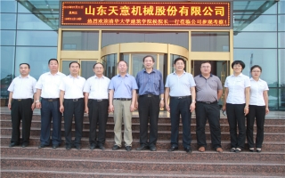 清華大學(xué)建筑設(shè)計(jì)研究院副院長、研究員侯建群蒞臨