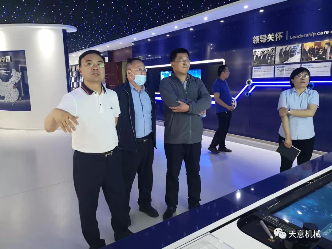 哈爾濱工業(yè)大學(xué)張教授、于教授蒞臨天意機(jī)械就智能焊接技術(shù)進(jìn)行交流指導(dǎo)